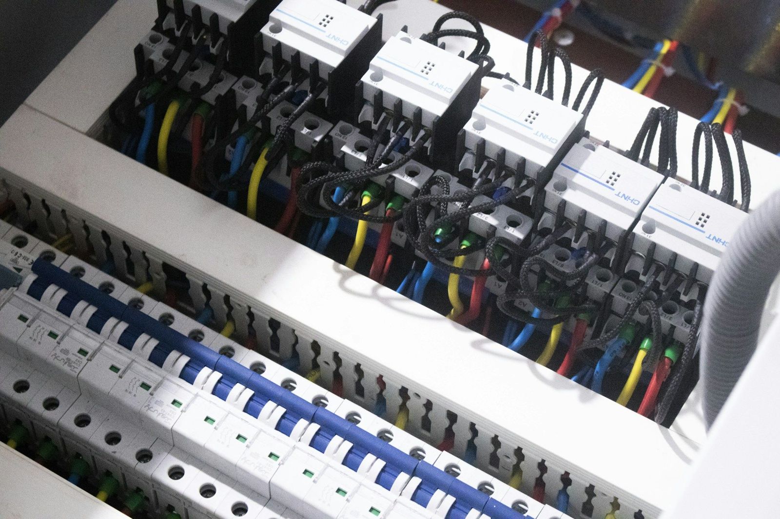 Elektrikilp kaitselülitite ja juhtmetega